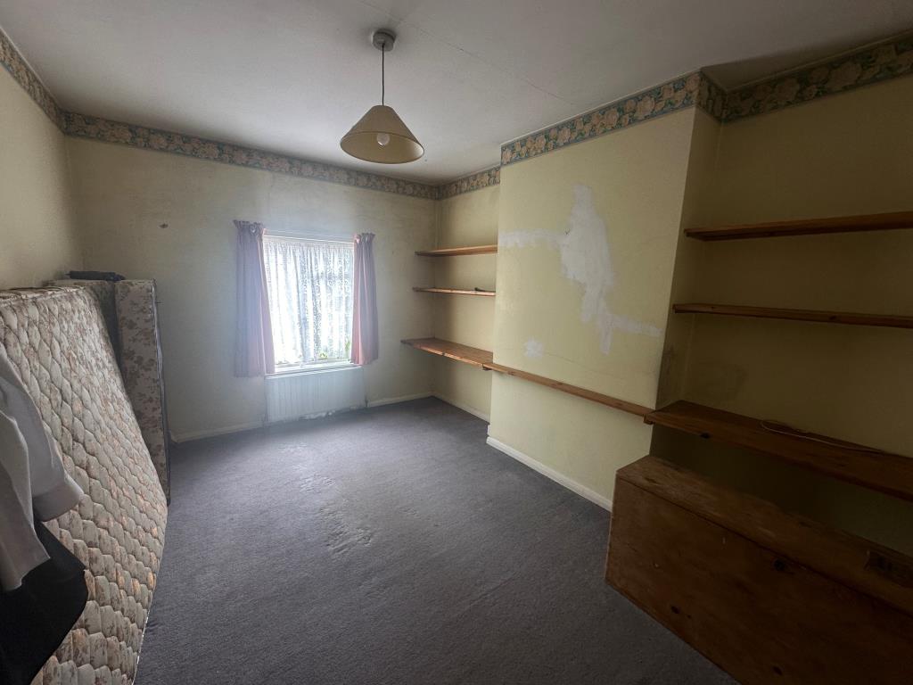 Lot: 101 - FOUR-BEDROOM HOUSE FOR REFURBISHMENT - Bedroom two